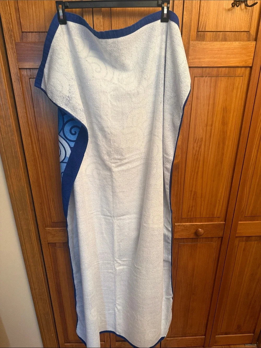 NWOT Blue Swirl Graphic Beach Towel